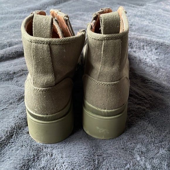 Gently used condition: Universal Threads boots. Size 7.5 - Picture 4 of 4